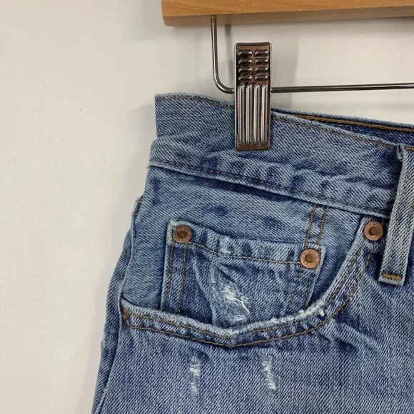 Levi's Women's 501 Classic Straight 5 Pocket Distressed Raw Hem Jean Short SZ 27 - Picture 3 of 11